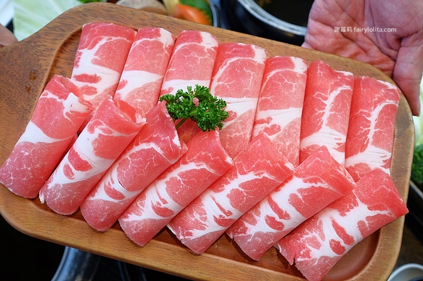 村民食堂 食大鍋 STOCKPOT。讓你胃袋滿到溢出來不用300元，自助吧無限吃到飽，飲料、甜點通通呷免驚！ @蹦啾♥謝蘿莉 La vie heureuse