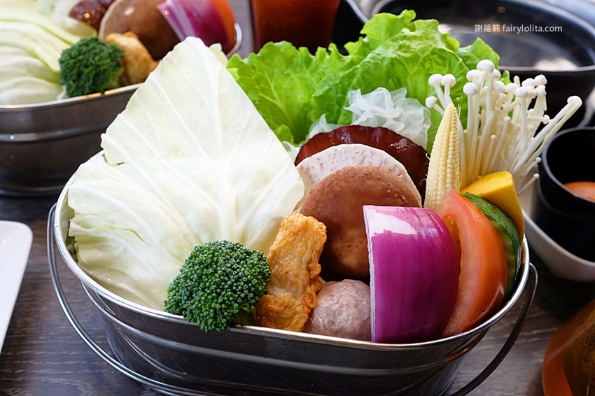 村民食堂 食大鍋 STOCKPOT。讓你胃袋滿到溢出來不用300元，自助吧無限吃到飽，飲料、甜點通通呷免驚！ @蹦啾♥謝蘿莉 La vie heureuse