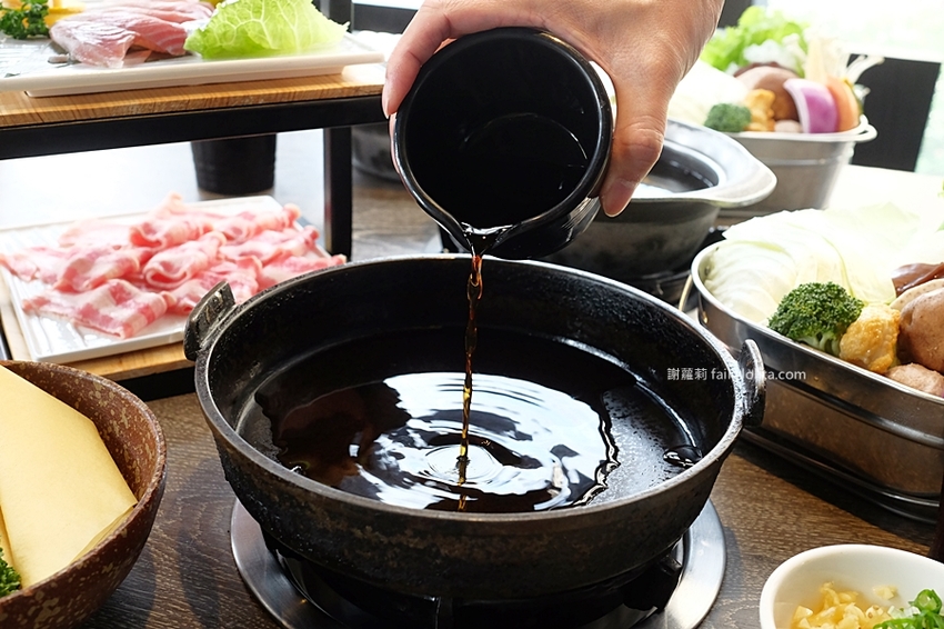 村民食堂 食大鍋 STOCKPOT。讓你胃袋滿到溢出來不用300元，自助吧無限吃到飽，飲料、甜點通通呷免驚！ @蹦啾♥謝蘿莉 La vie heureuse