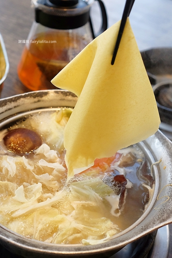 村民食堂 食大鍋 STOCKPOT。讓你胃袋滿到溢出來不用300元，自助吧無限吃到飽，飲料、甜點通通呷免驚！ @蹦啾♥謝蘿莉 La vie heureuse