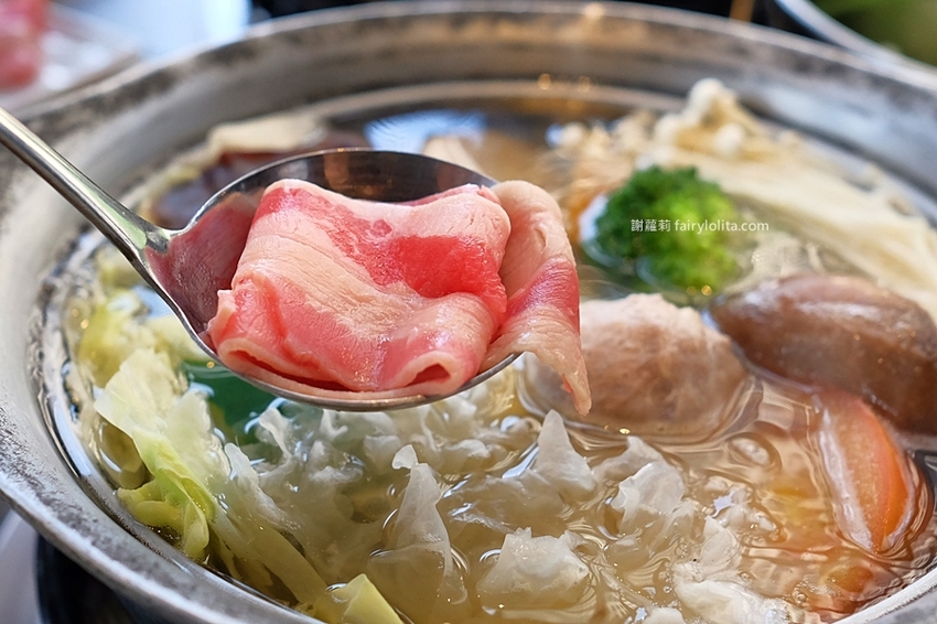 村民食堂 食大鍋 STOCKPOT。讓你胃袋滿到溢出來不用300元，自助吧無限吃到飽，飲料、甜點通通呷免驚！ @蹦啾♥謝蘿莉 La vie heureuse