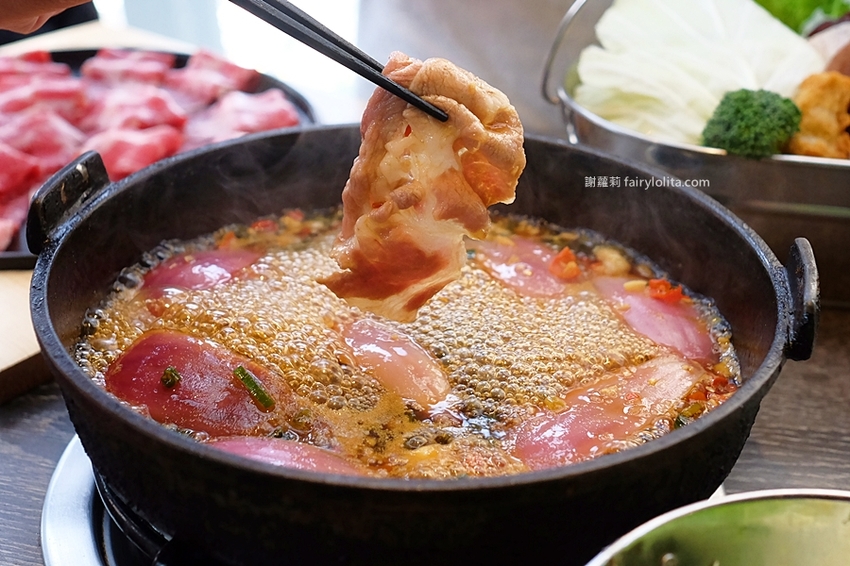 村民食堂 食大鍋 STOCKPOT。讓你胃袋滿到溢出來不用300元，自助吧無限吃到飽，飲料、甜點通通呷免驚！ @蹦啾♥謝蘿莉 La vie heureuse