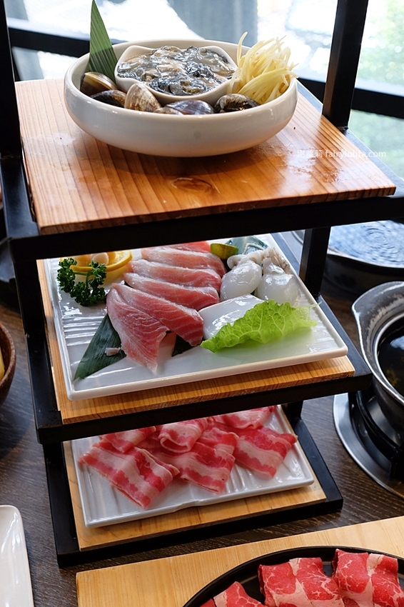 村民食堂 食大鍋 STOCKPOT。讓你胃袋滿到溢出來不用300元，自助吧無限吃到飽，飲料、甜點通通呷免驚！ @蹦啾♥謝蘿莉 La vie heureuse