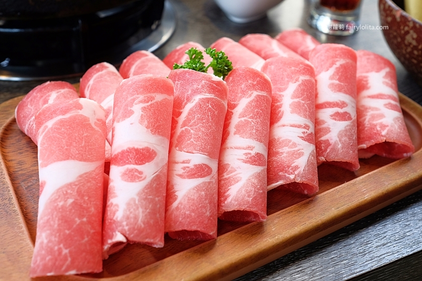 村民食堂 食大鍋 STOCKPOT。讓你胃袋滿到溢出來不用300元，自助吧無限吃到飽，飲料、甜點通通呷免驚！ @蹦啾♥謝蘿莉 La vie heureuse