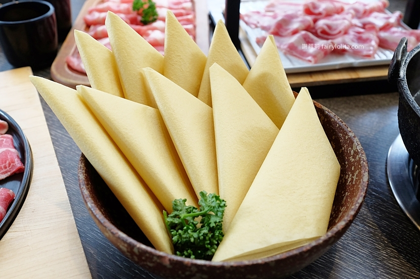 村民食堂 食大鍋 STOCKPOT。讓你胃袋滿到溢出來不用300元，自助吧無限吃到飽，飲料、甜點通通呷免驚！ @蹦啾♥謝蘿莉 La vie heureuse