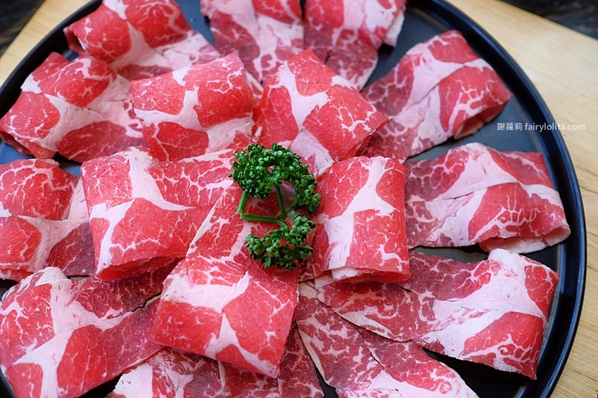 村民食堂 食大鍋 STOCKPOT。讓你胃袋滿到溢出來不用300元，自助吧無限吃到飽，飲料、甜點通通呷免驚！ @蹦啾♥謝蘿莉 La vie heureuse