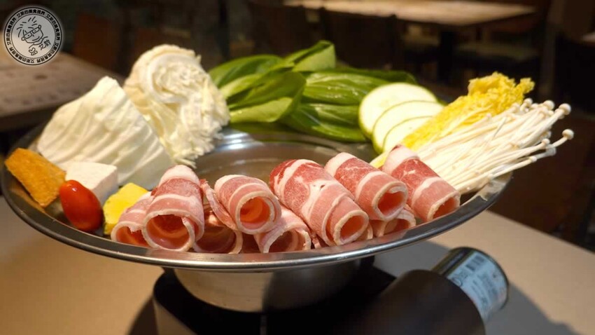 南港車站越亮越南料理!超道地火車頭河粉 皇朝火鍋等你來吃。