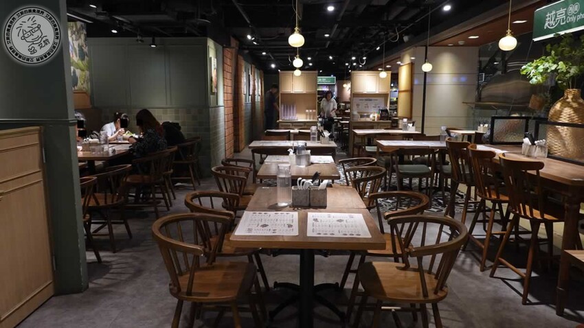 南港車站越亮越南料理!超道地火車頭河粉 皇朝火鍋等你來吃。