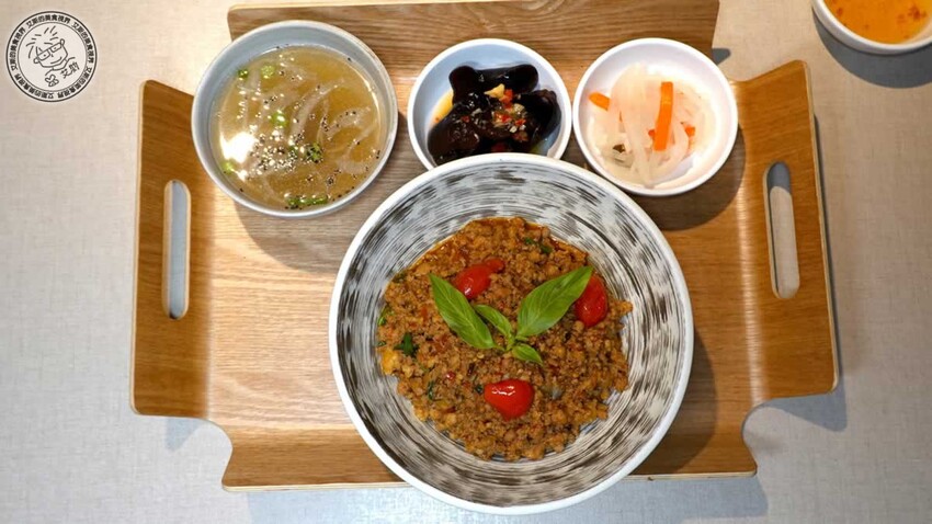 南港車站越亮越南料理!超道地火車頭河粉 皇朝火鍋等你來吃。