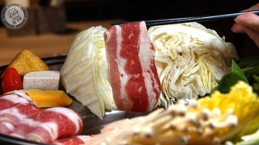 南港車站越亮越南料理!超道地火車頭河粉 皇朝火鍋等你來吃。