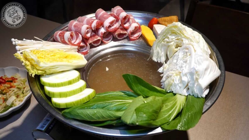 南港車站越亮越南料理!超道地火車頭河粉 皇朝火鍋等你來吃。