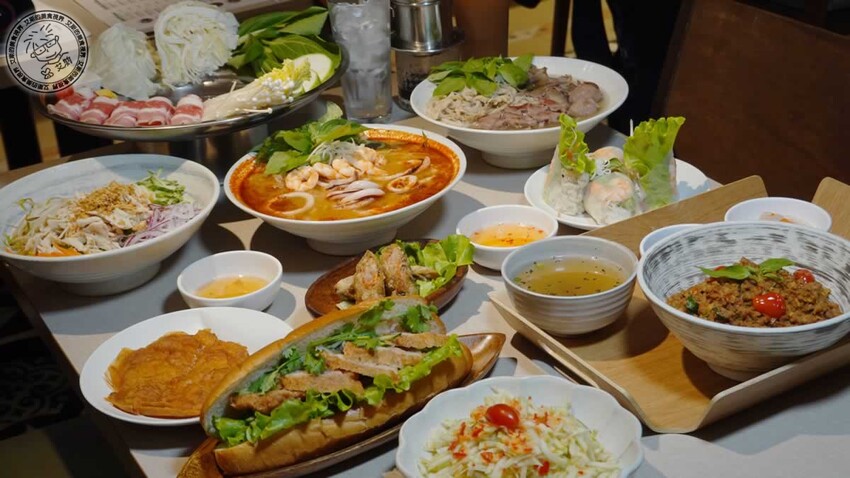南港車站越亮越南料理!超道地火車頭河粉 皇朝火鍋等你來吃。
