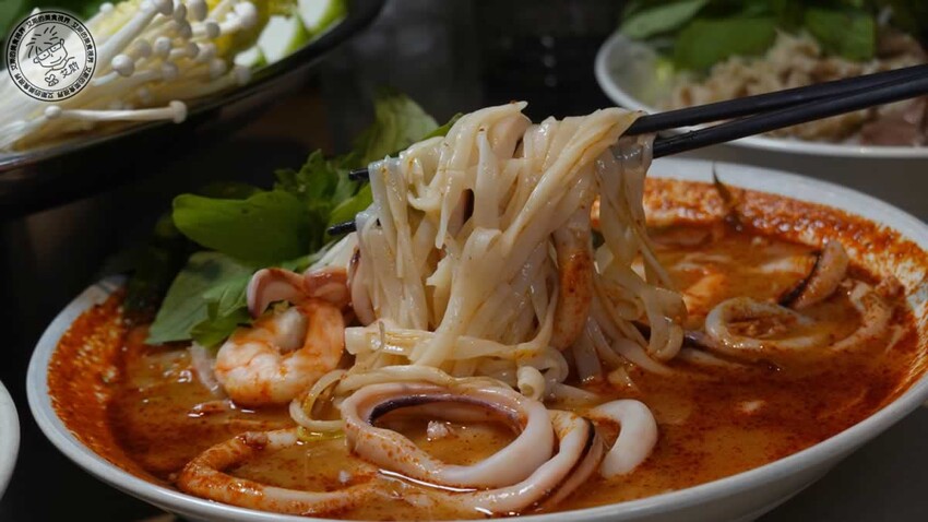 南港車站越亮越南料理!超道地火車頭河粉 皇朝火鍋等你來吃。