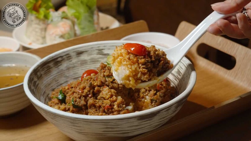 南港車站越亮越南料理!超道地火車頭河粉 皇朝火鍋等你來吃。