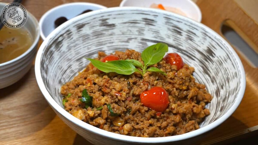 南港車站越亮越南料理!超道地火車頭河粉 皇朝火鍋等你來吃。