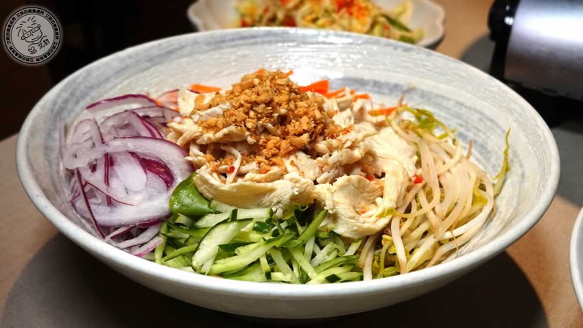 南港車站越亮越南料理!超道地火車頭河粉 皇朝火鍋等你來吃。