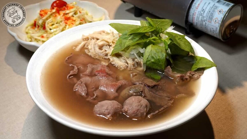 南港車站越亮越南料理!超道地火車頭河粉 皇朝火鍋等你來吃。