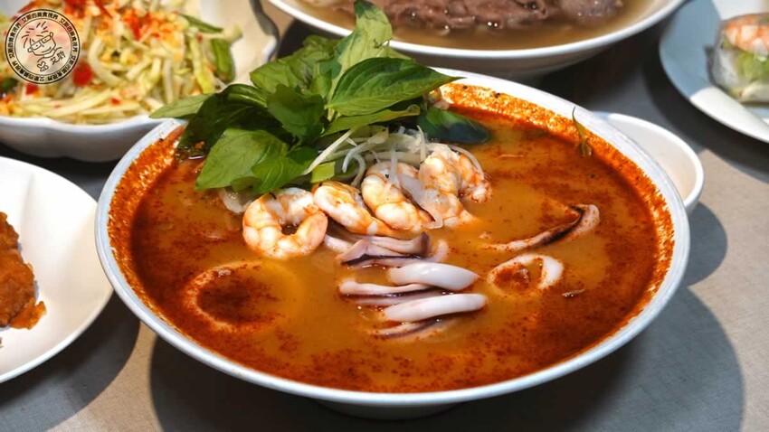 南港車站越亮越南料理!超道地火車頭河粉 皇朝火鍋等你來吃。