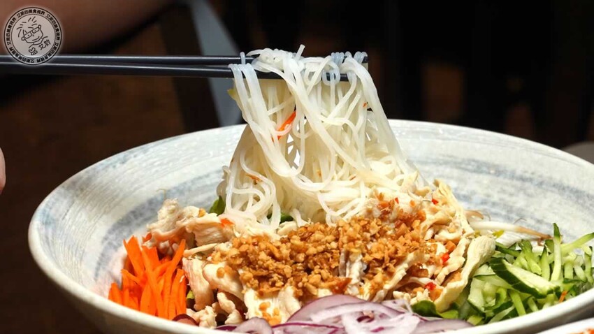 南港車站越亮越南料理!超道地火車頭河粉 皇朝火鍋等你來吃。