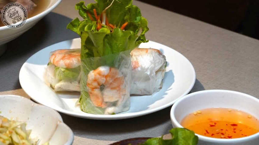 南港車站越亮越南料理!超道地火車頭河粉 皇朝火鍋等你來吃。