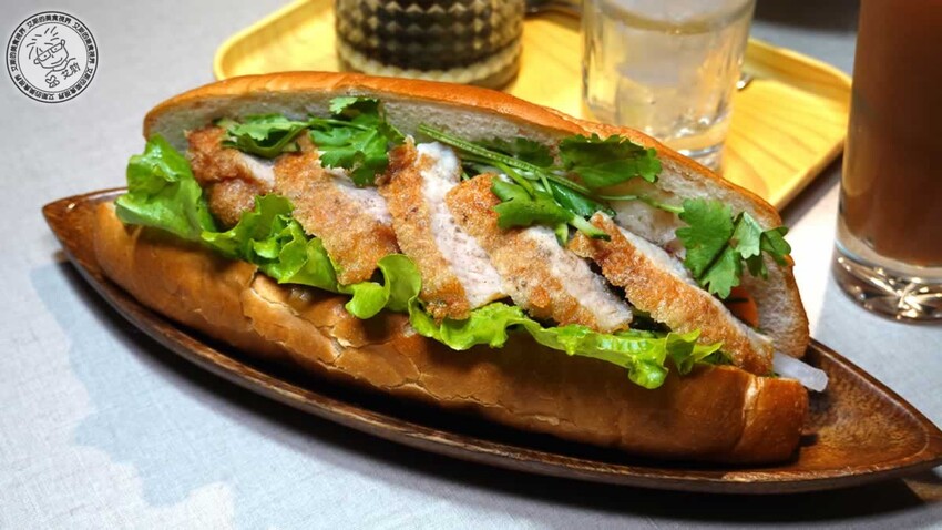 南港車站越亮越南料理!超道地火車頭河粉 皇朝火鍋等你來吃。