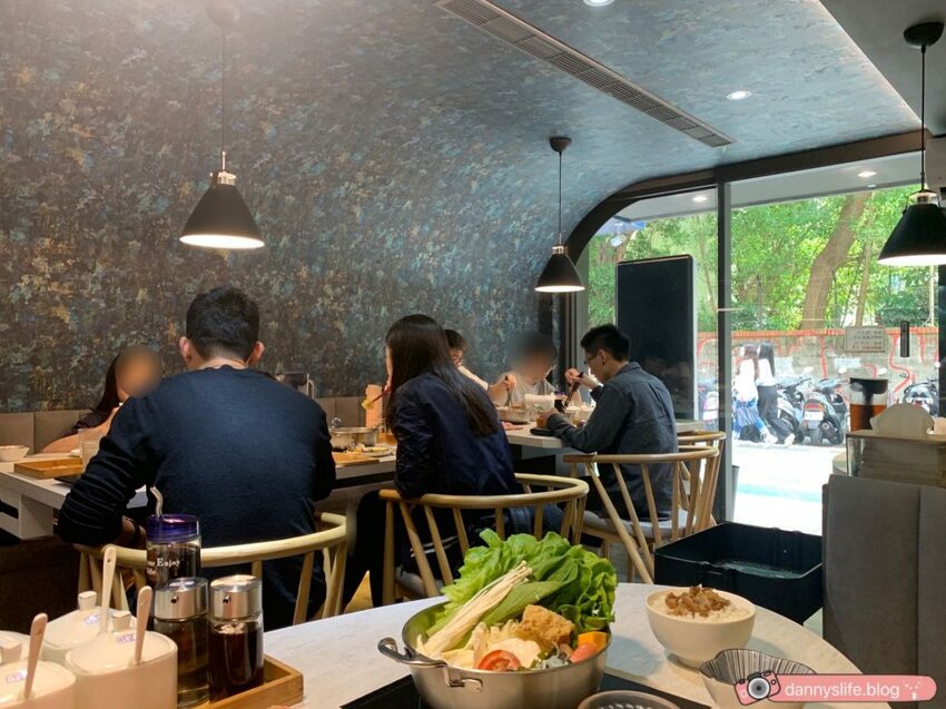 大安區平價小火鍋，便宜價格吃到高級肉品。高質感裝潢、多肉植物佈置～丹尼的吃喝玩樂～
