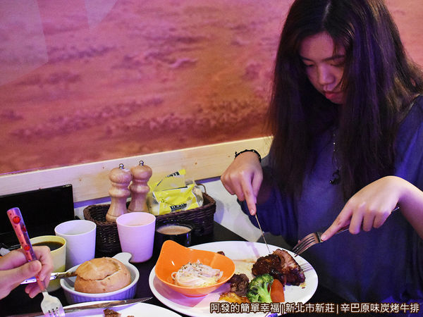 辛巴原味炭烤牛排34-幫忙分食的女兒.JPG