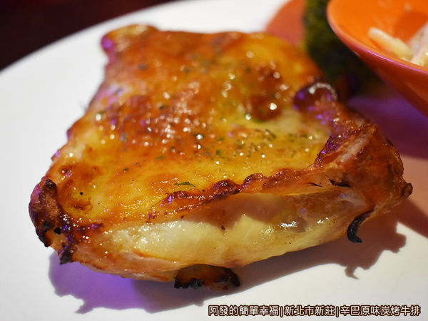 辛巴原味炭烤牛排25-炭烤雞排-特寫.JPG