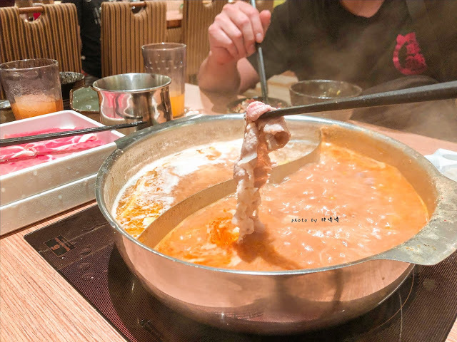 【台中 西屯】涮乃葉-日式涮涮鍋吃到飽(福科店)🍲平日午餐只要$378起就能吃到飽,除了火鍋,裡頭咖哩飯也很不錯,霜淇淋更是令人回味😋