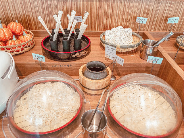 【台中 西屯】涮乃葉-日式涮涮鍋吃到飽(福科店)🍲平日午餐只要$378起就能吃到飽,除了火鍋,裡頭咖哩飯也很不錯,霜淇淋更是令人回味😋