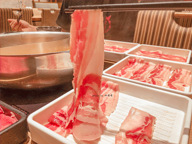 【台中 西屯】涮乃葉-日式涮涮鍋吃到飽(福科店)🍲平日午餐只要$378起就能吃到飽,除了火鍋,裡頭咖哩飯也很不錯,霜淇淋更是令人回味😋