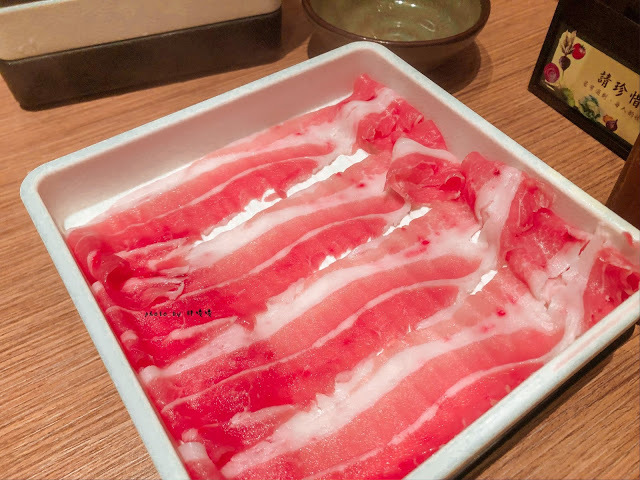 【台中 西屯】涮乃葉-日式涮涮鍋吃到飽(福科店)🍲平日午餐只要$378起就能吃到飽,除了火鍋,裡頭咖哩飯也很不錯,霜淇淋更是令人回味😋
