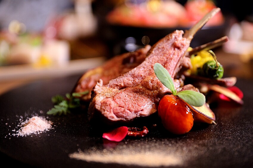 隱身僻靜巷弄裡的老宅微醺感餐酒館!視覺與味覺的華麗饗宴。菜單價位(捷運六張犁站)