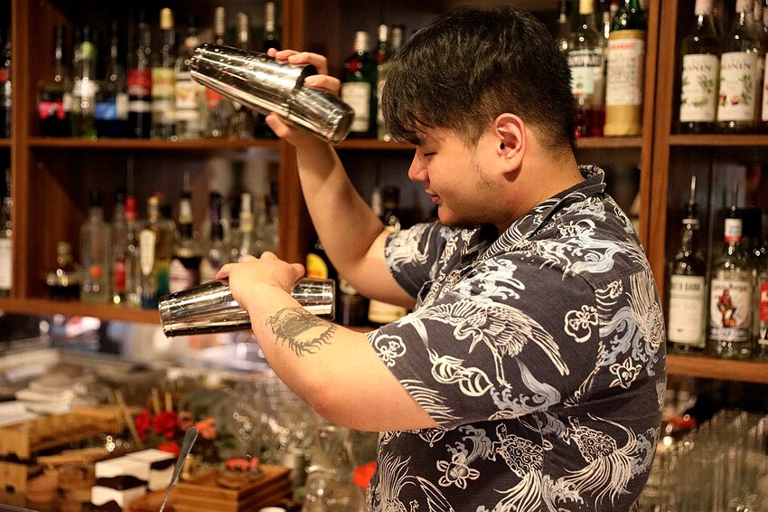 隱身僻靜巷弄裡的老宅微醺感餐酒館!視覺與味覺的華麗饗宴。菜單價位(捷運六張犁站)