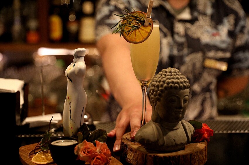 隱身僻靜巷弄裡的老宅微醺感餐酒館!視覺與味覺的華麗饗宴。菜單價位(捷運六張犁站)