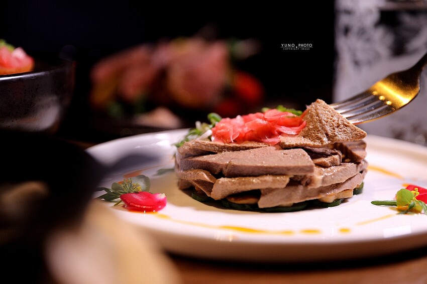 隱身僻靜巷弄裡的老宅微醺感餐酒館!視覺與味覺的華麗饗宴。菜單價位(捷運六張犁站)