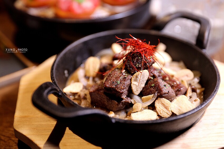 隱身僻靜巷弄裡的老宅微醺感餐酒館!視覺與味覺的華麗饗宴。菜單價位(捷運六張犁站)