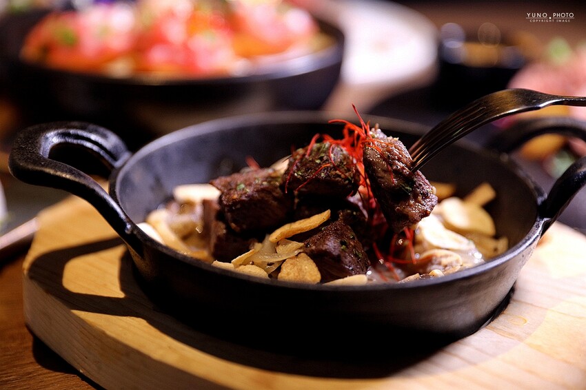 隱身僻靜巷弄裡的老宅微醺感餐酒館!視覺與味覺的華麗饗宴。菜單價位(捷運六張犁站)