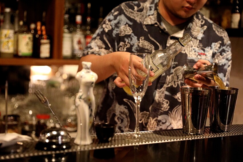 隱身僻靜巷弄裡的老宅微醺感餐酒館!視覺與味覺的華麗饗宴。菜單價位(捷運六張犁站)