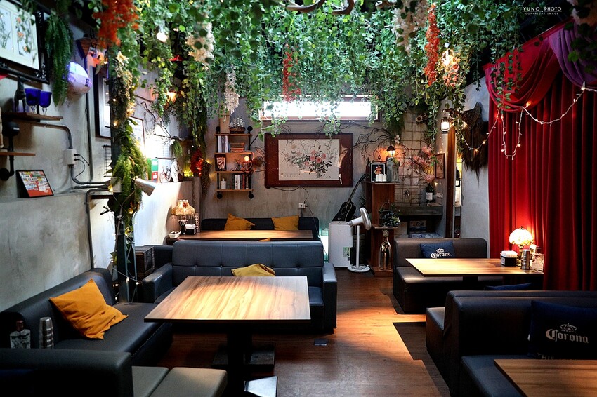 隱身僻靜巷弄裡的老宅微醺感餐酒館!視覺與味覺的華麗饗宴。菜單價位(捷運六張犁站)