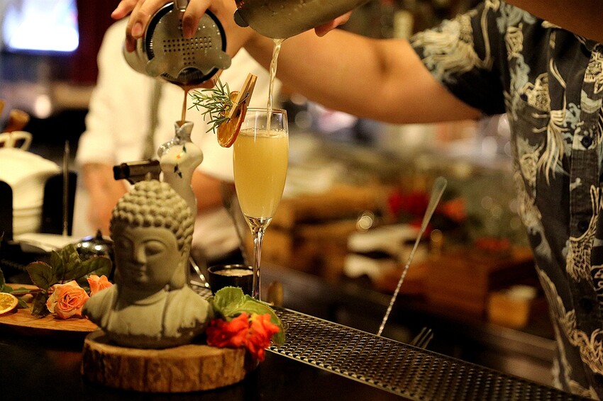 隱身僻靜巷弄裡的老宅微醺感餐酒館!視覺與味覺的華麗饗宴。菜單價位(捷運六張犁站)