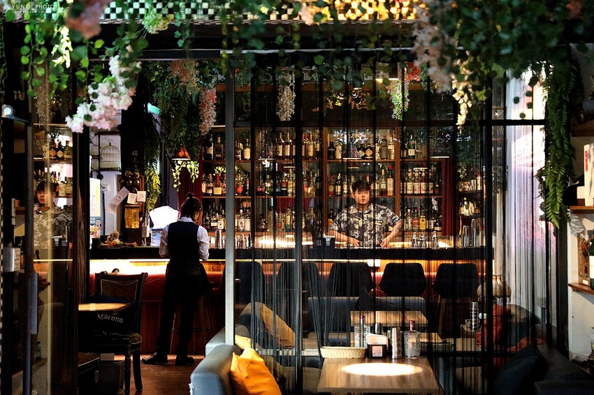 隱身僻靜巷弄裡的老宅微醺感餐酒館!視覺與味覺的華麗饗宴。菜單價位(捷運六張犁站)