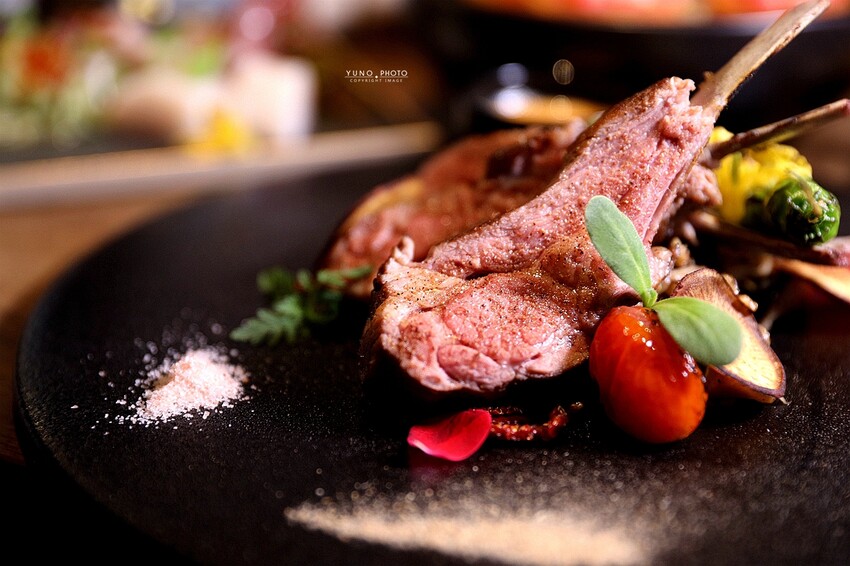 隱身僻靜巷弄裡的老宅微醺感餐酒館!視覺與味覺的華麗饗宴。菜單價位(捷運六張犁站)