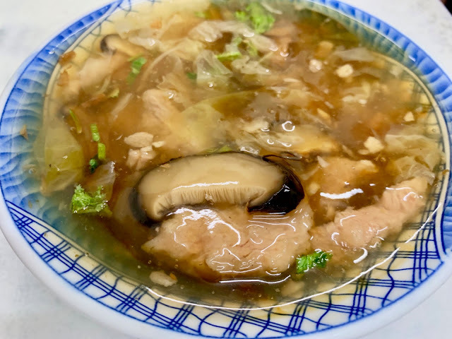 【高雄鹽埕小吃】新高肉圓|飄香一甲子,筍香肉圓+香菇肉羹,便宜又好吃