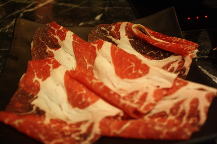 【松江南京美食】石撈麻辣鴛鴦鍋-和牛、牛小排、藍鑽蝦...等多種高檔食材吃到飽,還有啤酒無限暢飲,聚餐的好選擇!