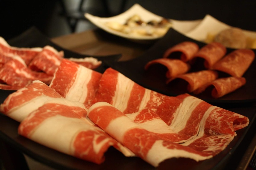 【松江南京美食】石撈麻辣鴛鴦鍋-和牛、牛小排、藍鑽蝦...等多種高檔食材吃到飽,還有啤酒無限暢飲,聚餐的好選擇!