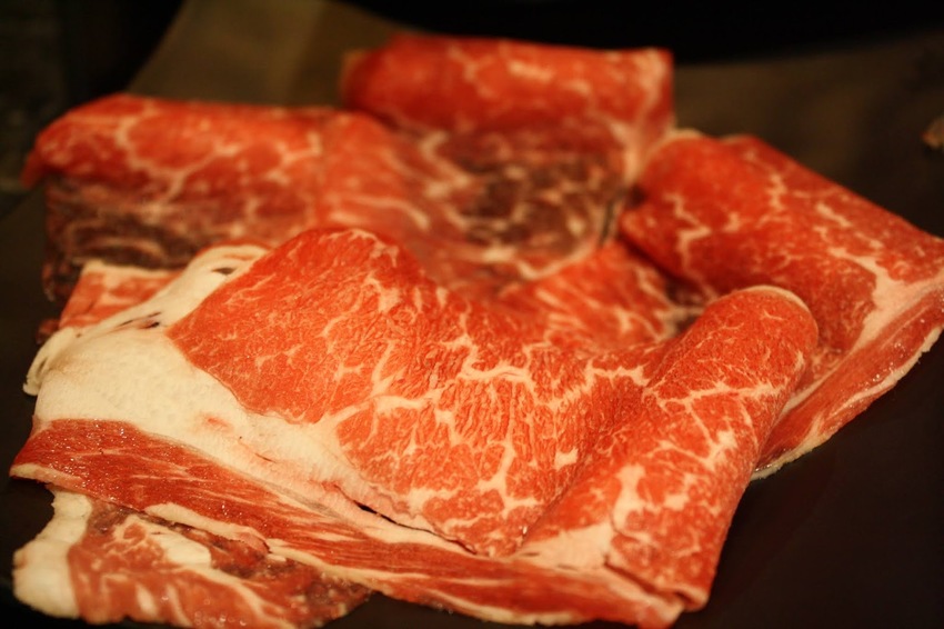 【松江南京美食】石撈麻辣鴛鴦鍋-和牛、牛小排、藍鑽蝦...等多種高檔食材吃到飽,還有啤酒無限暢飲,聚餐的好選擇!