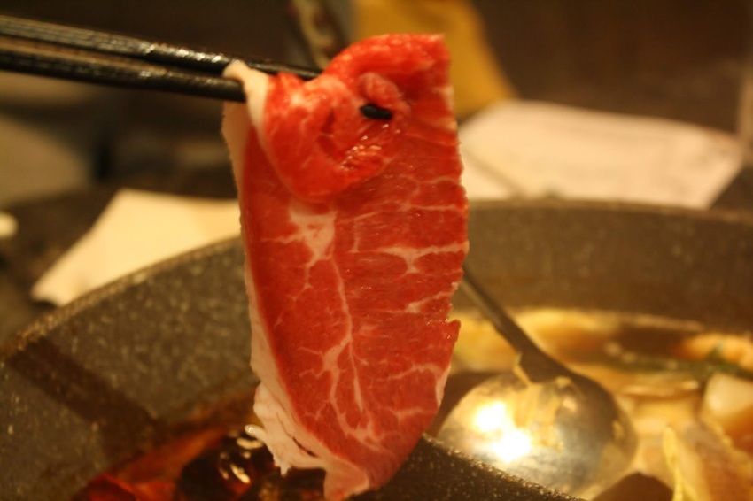 【松江南京美食】石撈麻辣鴛鴦鍋-和牛、牛小排、藍鑽蝦...等多種高檔食材吃到飽,還有啤酒無限暢飲,聚餐的好選擇!