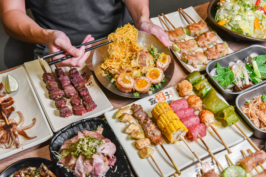 就醬子烤吧東山店-台中北屯區美食-鄰近大坑步道的平價串燒燒烤餐廳，新品鹹蛋炒泡麵超濃郁！