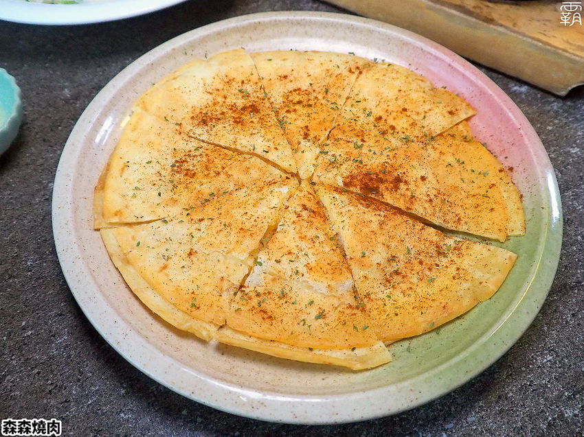 森森燒肉冷藏牛肉軟嫩多汁，公益店獨有碳火烤爐，增添迷人碳香味～